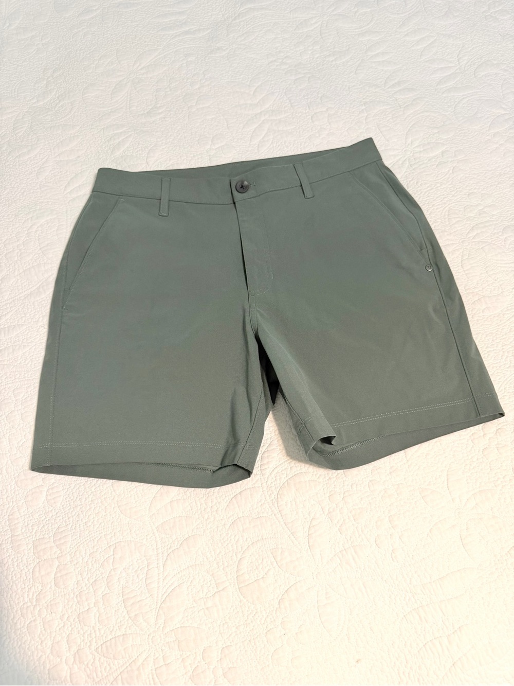 Vuori Meta Shorts Mens 32 Green 6” Inseam Performance Golf 4 Way Stretch Preppy